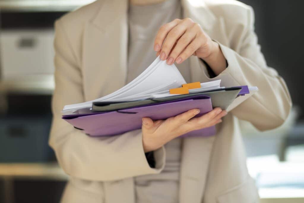 Trabajador leyendo una notificación de cambio de condiciones laborales