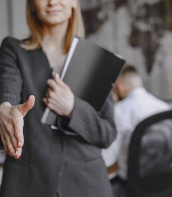 chica-firma-los-documentos-senora-sentada-en-la-mesa-gerente-que-trabaja-en-la-oficina