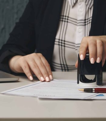 cierrese-para-arriba-en-la-mano-del-notario-publico-de-la-mujer-que-sella-el-documento-concepto-de-notario-publico