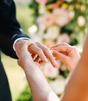 la-novia-pone-el-anillo-de-bodas-en-el-dedo-del-novio-no-cara