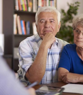 las-parejas-ancianas-pagando-una-visita-al-contador