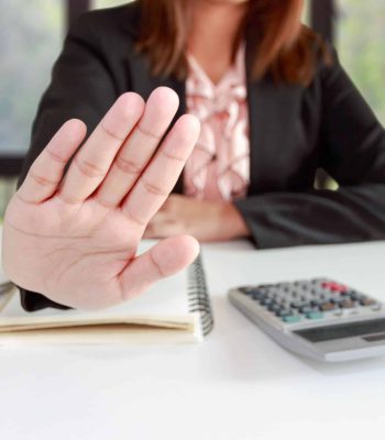 mujer-de-negocios-dice-no-o-espera-en-su-oficina