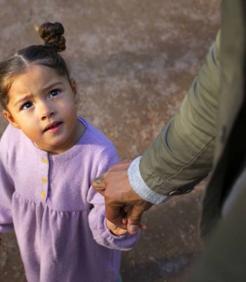 padre-pasando-tiempo-con-su-hija-al-aire-libre-el-dia-del-padre