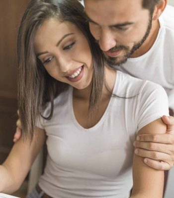 pareja-joven-leyendo-notas-en-bloc-de-notas