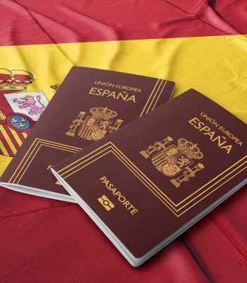 pasaporte-de-espana-en-la-bandera-de-su-pais-vista-de-arriba