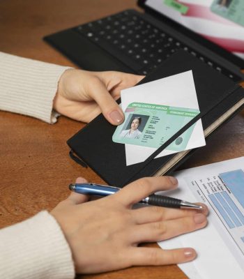 vista-superior-sobre-la-solicitud-de-tarjeta-verde